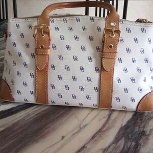 ❌❌SOLD❌❌Dooney & Bourke White and Tan Handbag